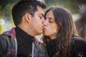 セクシーなフレンチディープキスのクローズアップディテールビュー。抱き合ったりキスしたりするのが大好きな官能的なロマンチックなカップル。女の子と彼氏のデート。関係とロマンスの概念の写真素材・画像素材  Image 177807635