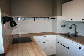 In der wohnbauserie 70 ist die küche vom wohnbereich abgetrennt. Ikea Selbstaufbau In Unpraktisch Geschnittener Plattenbaukuche Kuchenplanung Einer Kuche Von Ikea