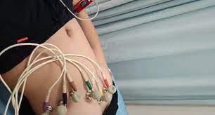 國內某體檢中心心電圖檢查偷拍各種美乳大學生少婦美乳映入眼簾，處女的奶子圓潤堅挺好好看(21)