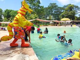 Kalau kami, batu pahat sinonim dengan pengeluar nenas dan mee racun yang sangat sedap dan walau pun tidak sebesar sunway lagoon, wet world batu pahat pasti membuatkan anda sekeluarga gembira kepuasan bermain gelongsor air. Wet World Air Panas Pedas Resort Wet World Water Parks Facebook