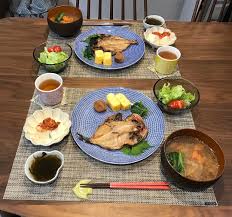 晩ごはん 炭水化物抜き に見えて汁の中に餅が入ってます がっつり3つも keyucaの汁椀 大きくて使いやすいです 形も お値段も 可愛いし 食洗機もレンジもokで優秀です 金目鯛干物 雑煮 もずく キムチ奴 サラダ でした 餅3つで満腹 food blue dishes