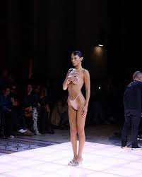 ベラ・ハディッドはパリで裸になりました Runway - RUNWAY MAGAZINE®オフィシャル