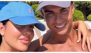 Piscina de luxo e cueca branca: Cristiano Ronaldo chama atenção em fotos na mansão com a esposa, Georgina Rodríguez