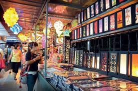 Kehidupan malam di batu feringghi berpusat pada night market atau pasar malam yang berdiri di sepanjang jalan batu ferringhi. Penang Kini Pasar Malam Batu Feringgi Jom Jenguk Pasar Facebook