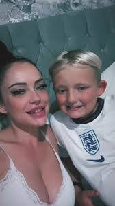 Ellen Kyles's Instagram, Twitter & Facebook