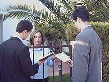 A história das testemunhas de jeová remonta ao final do século xix, tendo sua origem no movimento dos estudantes da bíblia, pequeno grupo organizado pelo pregador charles taze russell em meados dos anos 1870 em allegheny (hoje parte de pittsburgh, pensilvânia). Testemunhas De Jeova Wikipedia A Enciclopedia Livre