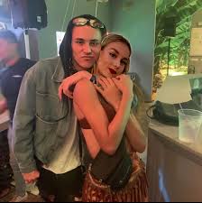 El nuevo proyecto español sonaba de maravillas para una chilena con ganas de salir de su país y poder hacer lo que amaba; Maria Rs Adli Kullanicinin Aron Piper X Ester Exposito Panosundaki Pin