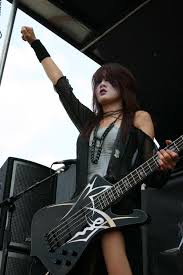 doris yeh bajista banda chthonic symphonic black metal female guitarist guitar girl metal girl