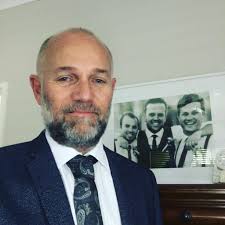 How does a caravan fridge's automatic energy selection work?