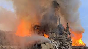 Les flammes ont dévoré la charpente, longue de plus de le parquet de paris a ouvert une enquête pour « destruction involontaire par incendie ». Incendie De Notre Dame De Paris L Express