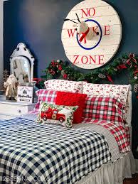 A christmas guest bedroom decorated with greenery, brass accents, and neutrals for a cozy vintage inspired look. Christmas Bedroom Decor Guest Ready 2 Bees In A Pod