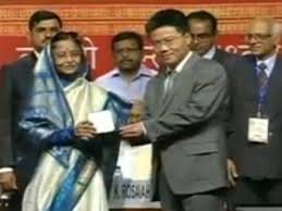 Ông là người việt nam đầu tiên giành được huy chương fields. Nobel Toan Há»c Vinh Danh Gs Ngo Báº£o Chau Bao NgÆ°á»i Lao Ä'á»™ng