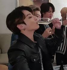 Jzjzkz Jungkook Tomando Alcohol Y Despues Esta Jin Jungkook Oppa Bts Jungkook Jeon Jungkook