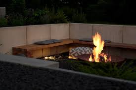 Garten Die Neue Feuerstelle Und Lichtkonzept Im Garten Mxliving Kleiner Hinterhof Design Garten Landschaftsbau Feuerstelle Garten