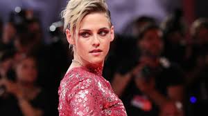 Kristen stewart salutes charlize theron at the 2019 american cinemateque awards. It S Very Slippery Kristen Stewart On Playing Princess Diana In Upcoming Film