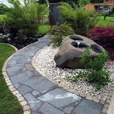 Entdecken sie unser sortiment und holen sie sich gestaltungsideen aus stein. Ein Wunderschon Angelegter Garten Mit Wasserspiel Quellstein Naturlichem Sichtschutz Und Einem Gartenweg Aus Natu Wasserwand Garten Garten Wasserspiel Garten