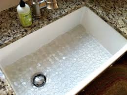 Werkzeug und baumaterial für profis und heimwerker. Tips For Caring For A Porcelain Sink Love The Farmhouse Sink And The Faucet With The Pull Down S Porcelain Kitchen Sink Farmhouse Sink Farmhouse Sink Kitchen