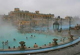 Il complesso offre una vasta gamma di servizi di salute e benessere, ed è un luogo popolare per trascorrere una giornata intera di relax e godersi gli effetti benefici dell'acqua. Mybestplace Il Bagno Di Szechenyi Uno Dei Piu Grandi Centri Termali D Europa