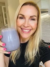 Happy Saturday everyone! Just getting my daily smoothie dose of protein and  and nutrients with my wellness smoothie