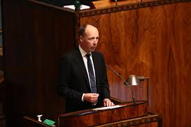 Ilmastoväittelyä ja ilmastoasiaa, josta li andersson selkeästi tuntuu ahdistuvan. Halla Aho Eu N Lahjarahan Avulla Italia Espanja Ja Ranska Valttyvat Ikavilta Kansallisilta Vyonkiristyksilta Eduskunta Turun Sanomat