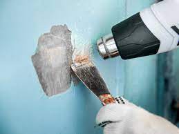 Um acrylfarbe von fliesen und holz zu entfernen, wird die farbe zuerst mit etwas pflanzenöl eingeweicht und dann vorsichtig abgeschabt. Farbe Entfernen So Geht Es Richtig Hagebau De
