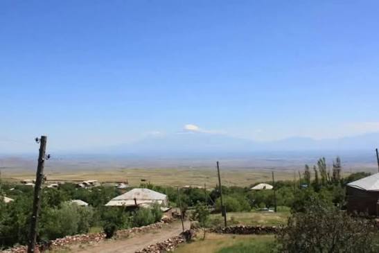 🔸️ #Şirazlı — #Vedibasar mahalının #Vedi rayonunda kənd. Şirazlı - İrəvan quberniyasının İrəvan qəzasında, indiki Vedi (Ararat) rayonunda kənd. Rayon mərkəzindən 5 km cənub-şərqdə, Vedi çayından axan arxın yanında yerləşir. «İrəvan əyalətinin