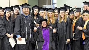 Utiliza aceites en sus trabajos y es conocida por sus hermosas pinturas de flores, rosas y. Sen Warren Tells Qcc Graduates Democracy Under Siege News Telegram Com Worcester Ma