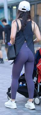 街拍运动紧身裤翘臀美女骆驼趾都凸显啦-街拍美女图片大全
