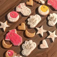 Celebrating the arrival of a little one, organising a baby shower or putting together a first birthday party? Baby Shower Biscuits Cookiedecorating