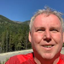 Lol! The Fourth Wall was exposed! Chef Lawrence continually talked to the  cameraman, constantly complaining about the cameras.😂 Didn't he know that  he was