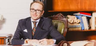 Deși codul civil al româniei prevede ca modalitate primară prin care părinții să se achite de obligația de întreținere pensia de întreținere a minorului plătită în natură, există situații când părinții necustodieni pot să opteze pentru a se achita de această obligație în bani. TatÄl Trebuie SÄ PlÄteascÄ Pensie AlimentarÄ DacÄ Copilul Nu I PoartÄ Numele