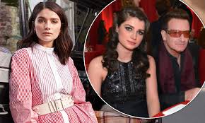 El bono a la par es aquel que se negocia por su valor nominal o de emisión. Bono S Daughter Eve Hewson 29 Says She Was A Troublemaker In Her Teens Daily Mail Online