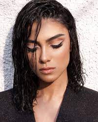 Capelli Effetto Bagnato Il Look Della Milano Fashion Week Capellistyle Bellezza Dei Capelli Capelli E Trucco Capelli