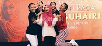 Dato' sri siti nurhaliza bijak dalam mengatur perjalanan seninya sehingga kekal sebagai penyanyi nombor 1 malaysia. Sarah Suhairi Penyanyi Rap Bertudung Pertama Di Malaysia