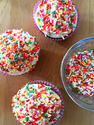 We have compiled some of the most impressively decorated cupcakes for your inspiration in the kitchen. Easy Cupcake Decorating With Sprinkles 100 Directions