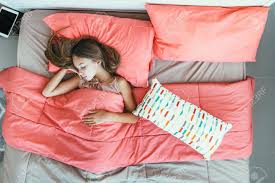 Wenn die abendliche bettgehzeit naht, dann möchten viele kinder den tag noch ausdehnen. 10 Jahre Vor Jugendlich Kind Madchen Im Bett Mit Rosa Bettwasche Draufsicht Schlafen Lizenzfreie Fotos Bilder Und Stock Fotografie Image 72681053
