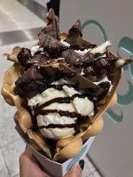 Kinder Bueno Bubble Waffle With Vanilla Ice Cream 4032 X 3024 Bubble Waffle Indulgent Food Food