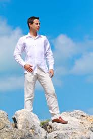 Outfits de hombre ideales para asistir a una boda.