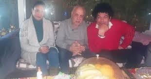 كشف المطرب المصري عمر كمال، عن واقعة الاشتباك التى حدثت بينه وبين الفنان باسم سمرة، موضحا أن الفنان المصري كان متقل شوية في الشرب، واضايق وقعد يشتم، لأني لم. Ø¨Ø§Ø³Ù… Ø³Ù…Ø±Ø© ÙˆØ±Ø­Ø§Ø¨ Ø§Ù„Ø¬Ù…Ù„ ÙŠÙØ§Ø¬Ø¦Ø§Ù† Ø£Ø´Ø±Ù Ø²ÙƒÙ‰ ÙÙ‰ Ù…Ù†Ø²Ù„Ù‡ ÙˆÙŠØ¹ØªØ°Ø±Ø§Ù† Ù„Ù„Ù†Ù‚Ø§Ø¨Ø© ÙÙŠØ¯ÙŠÙˆ ÙˆØµÙˆØ± Ø§Ù„ÙŠÙˆÙ… Ø§Ù„Ø³Ø§Ø¨Ø¹