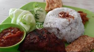 Nasi uduk adalah makanan khas betawi yang sudah terkenal di seluruh indonesia. Tribun Wiki Gak Perlu Pergi Ke Jakarta Ini 10 Warung Nasi Uduk Di Kota Denpasar Tribun Bali