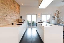 designerkuche weisse kuche grifflos holzvertafelung kuchendesign modern minimalistisch clean schlicht kuche weiss matt weisse kuche moderne kuche