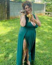 Radiating confidence like a true goddesses! ✨ First group shoot down and it  was one for the books! For the last pic of me… best comment wins 😂  inspired by Brittany 🫶🏼