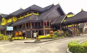 Dalam bahasa dayak kanayatn, rumah adat kalimantan barat disebut dengan rumah radakng atau rumah panjang. Rumah Adat Kalimantan Barat Lengkap Jenis Ciri Khas Ruangan Dll