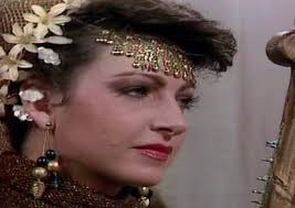 كان ياما كان (١٩٩٢-١٩٩٩) يتمحور المسلسل الشهير حول الأخلاق وحسن النية  بالتعامل مع البشر ، وتقويم السلوك البشري عن طريق بعض الحوادث والاختبارات  التي يتعرض لها الإنسان بشكل يومي ومتكرر وكيفية تسييرها