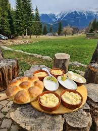 Ku me shku n'Pejë? - Sofër tradicionale shqiptare në Bjeshkët e Rugovës  🤩🙌 ✓ Bukë shtëpie ✓ Mazë e zier ✓ Speca me gjizë ✓ Djath fshati 📍 Foto  është shkrepur te