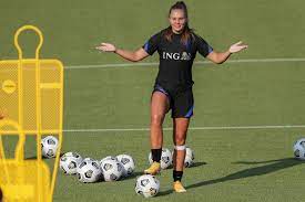 Martens earns a salary of €180,000 ($213,951.20) annually from fc barcelona femení. Martens Soms Mis Ik De Balans In Mijn Leven Nederlands Voetbal Ad Nl