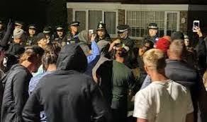 Police issue horrifying update as huge mob storm estate housing asylum  seekers - AOL