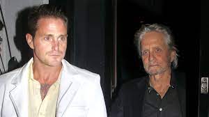 His paternal grandparents were belarusian jewish immigrants, while his mother was born in bermuda, the daughter of a local attorney general. Michael Douglas Und Sohn Cameron Haben Sich Endlich Versohnt Promiflash De