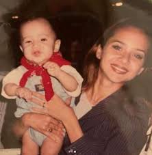 نشرت الماكييرة ثريا شوقي صورا لها وهي بصحبة نيللي كريم وهند صبري في منطقة الأهرامات وكلتاهما ترتدي ثيابا بيضاء، وذلك عبر حسابها بموقع instagram. Ù†ÙŠÙ„Ù„ÙŠ ÙƒØ±ÙŠÙ… ØªØ­ØªÙÙ„ Ø¨ØªØ®Ø±Ø¬ Ø¥Ø¨Ù†Ù‡Ø§ Ø¨Ø§Ù„ØµÙˆØ±