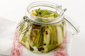 Antipasto perfetto per un invito estivo, o contorno ideale per un piatto di scolare anche i cetrioli, sciacquarli velocemente e metterli in una ciotola con le alghe, poi condire con la salsina agrodolce. Come Conservare I Cetrioli Sott Olio A Fette La Ricetta Della Conserva